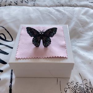 Anillo de betsey Johnson.